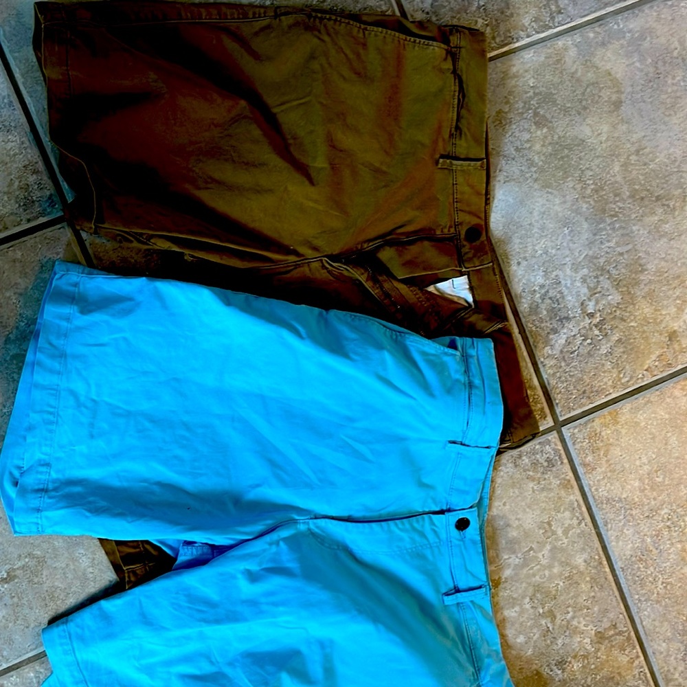 2 pair mens gap shorts.